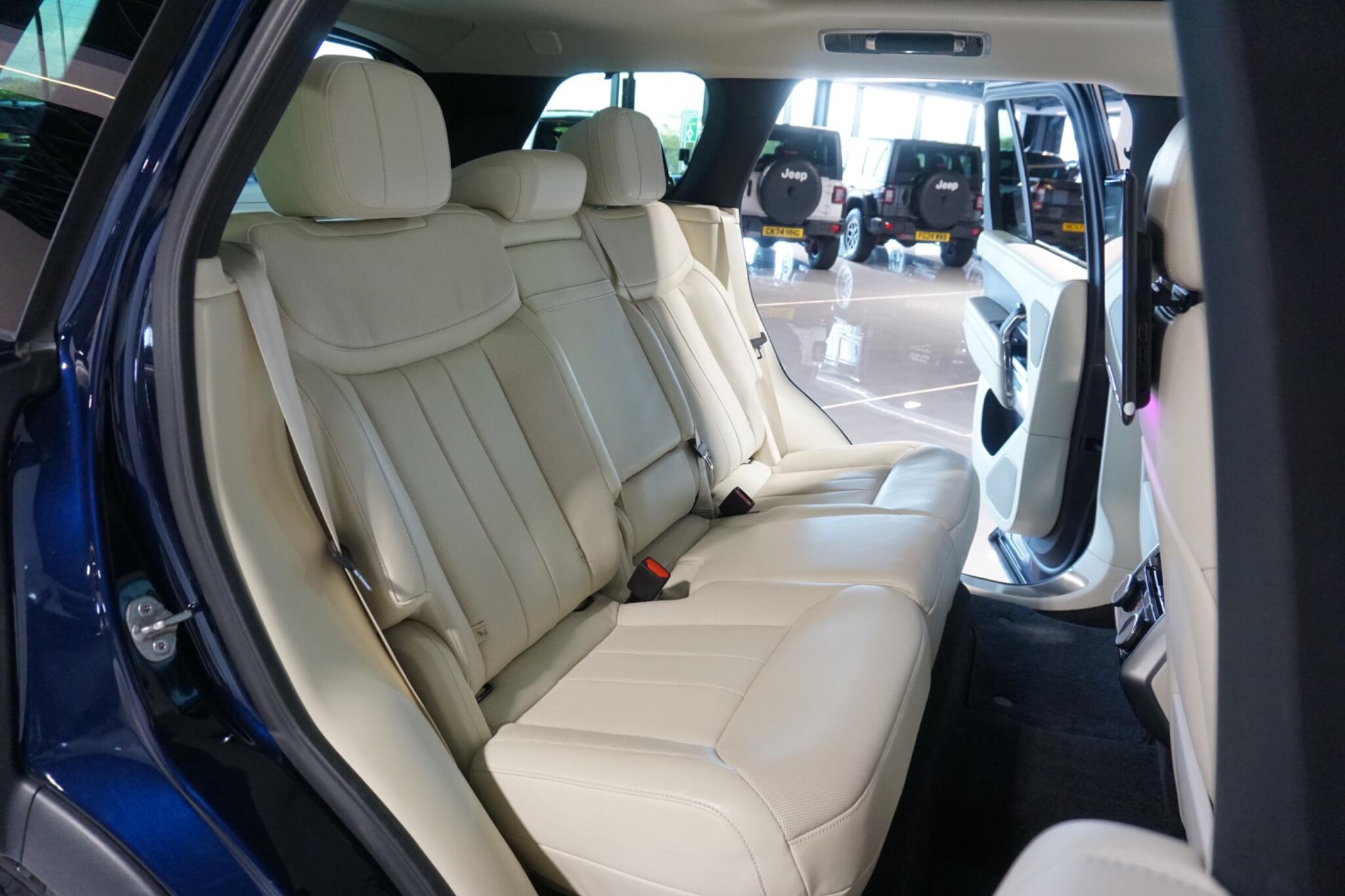 Land Rover Range Rover 3.0 D300 MHEV SE SUV 5dr Diesel Auto 4WD Euro 6 (s/s) (300 ps)